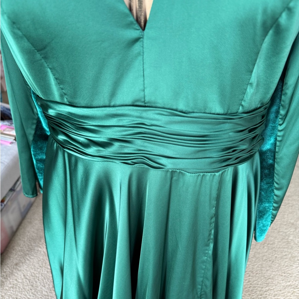 Elegant Green Long Sleeve Evening Gown - Picture 12 of 17